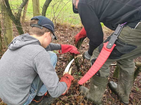 Eerste ouder-kind workshop Maasheggenvlechten, met Govert Sweep