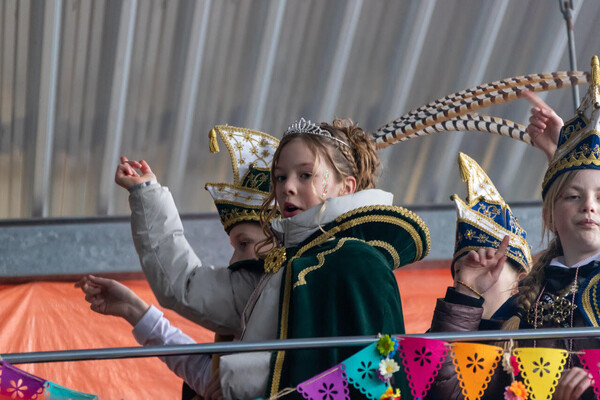 Jeugd Carnavalswagen feestelijk onthuld in Overloon