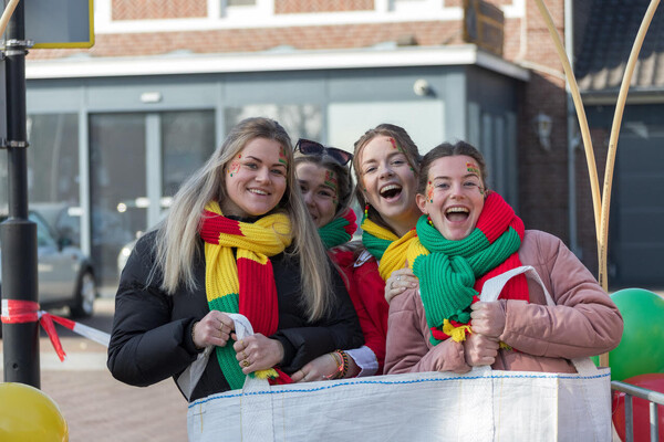 Buitenspektakel 'Van Hier nor Daor' zorgt voor uitdaging en plezier tijdens carnaval in Overloon