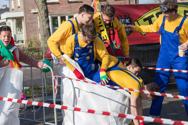 Buitenspektakel 'Van Hier nor Daor' zorgt voor uitdaging en plezier tijdens carnaval in Overloon