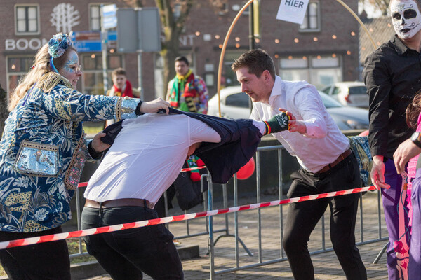 Buitenspektakel 'Van Hier nor Daor' zorgt voor uitdaging en plezier tijdens carnaval in Overloon