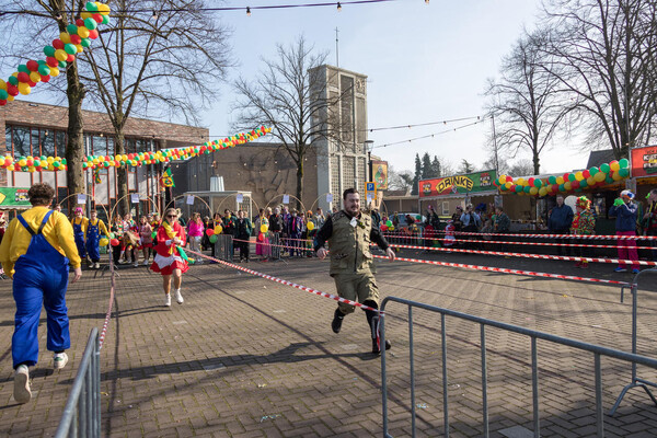 Buitenspektakel 'Van Hier nor Daor' zorgt voor uitdaging en plezier tijdens carnaval in Overloon