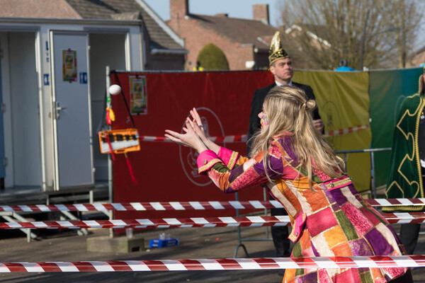 Buitenspektakel 'Van Hier nor Daor' zorgt voor uitdaging en plezier tijdens carnaval in Overloon