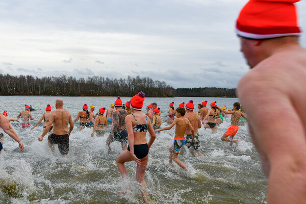 Kom kijken of doe mee aan de Unox Nieuwjaarsduik 2024 in de Kuilen in Langenboom