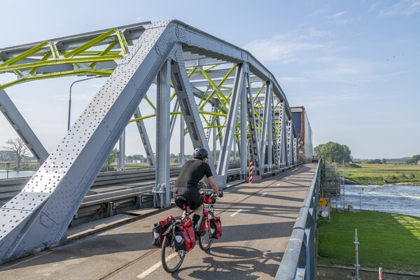 Fietspad John S. Thompsonbrug Grave afgesloten