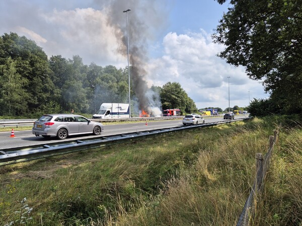 Bakwagen in brand op A73