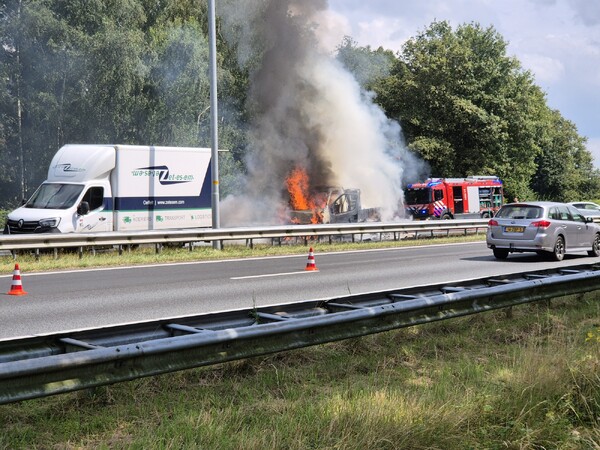 Bakwagen in brand op A73