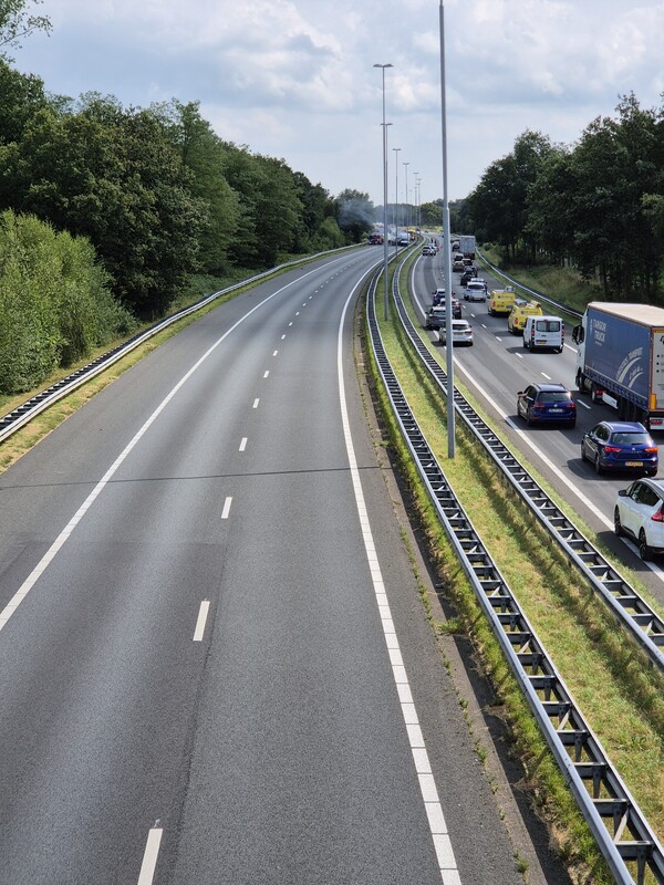 Bakwagen in brand op A73