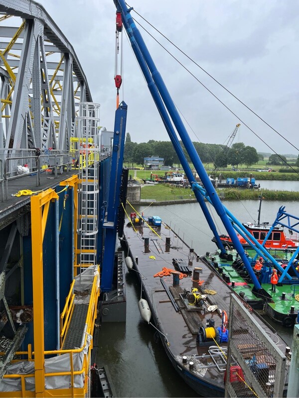 Groot onderhoud aan stuw Grave vlot gestart