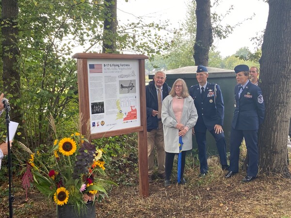 Eerbetoon voor bemanning neergestorte bommenwerper WOII