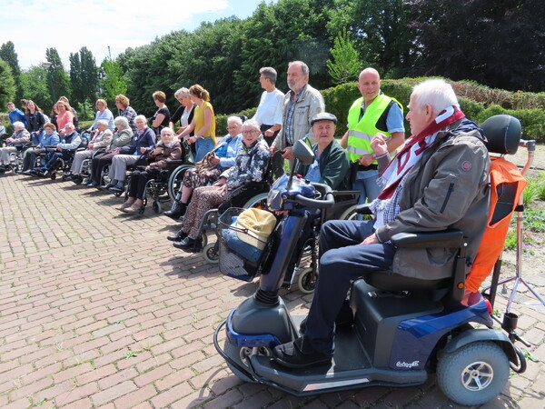 Veel blije gezichten bij de Rolstoelwandeling SWOM