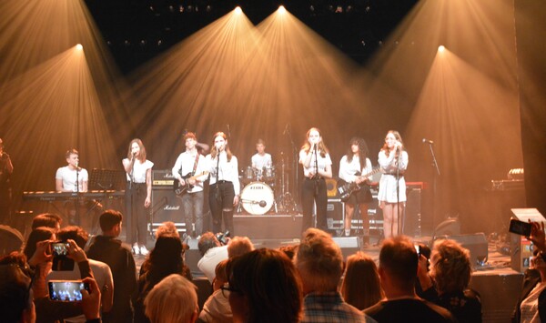 Metameerschoolband 'The Wednesdays' in Bevrijdingsfestival