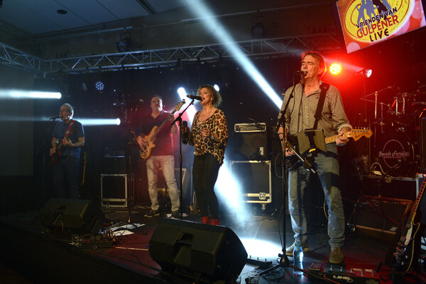 Monkey Business speelt live in 't Lagerhuis in Mill