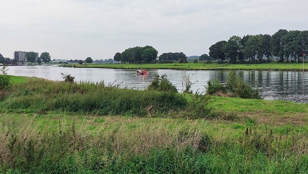 Bootje in problemen op de Maas bij Cuijk