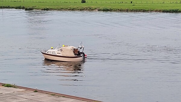 Bootje in problemen op de Maas bij Cuijk