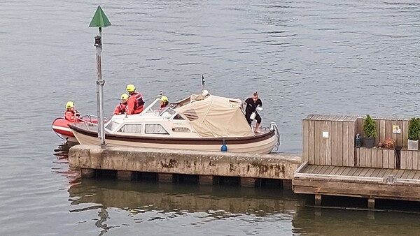 Bootje in problemen op de Maas bij Cuijk