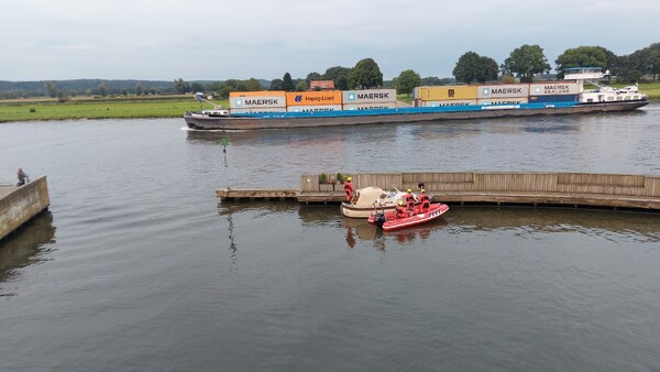 Bootje in problemen op de Maas bij Cuijk