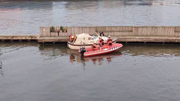 Bootje in problemen op de Maas bij Cuijk