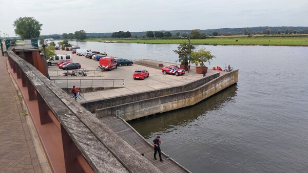 Bootje in problemen op de Maas bij Cuijk