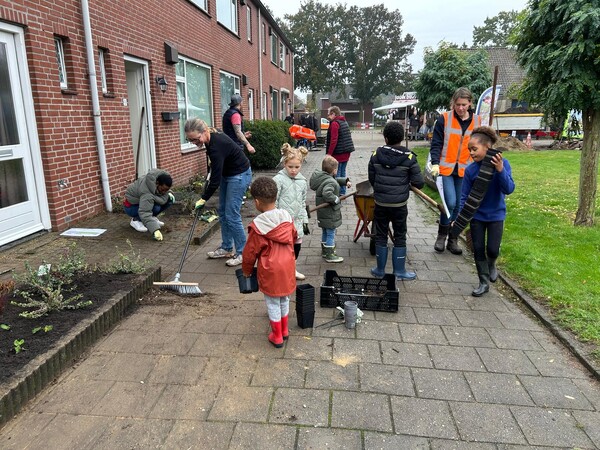 Bewoners in Mill halen tegels uit voortuin: meer groen en natuur, meer gezelligheid en minder wateroverlast  