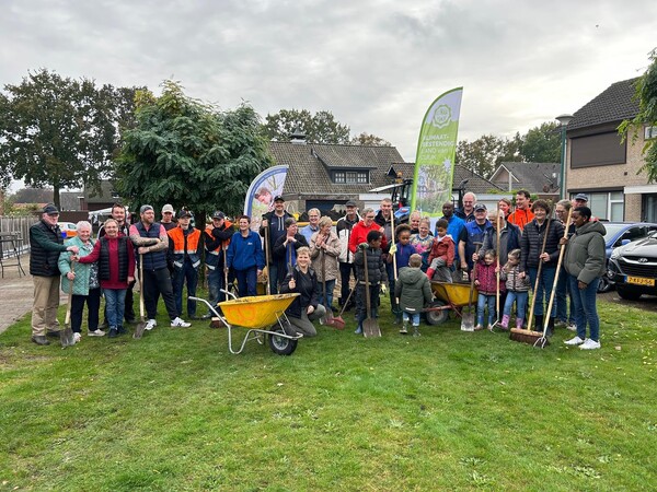 Bewoners in Mill halen tegels uit voortuin: meer groen en natuur, meer gezelligheid en minder wateroverlast  