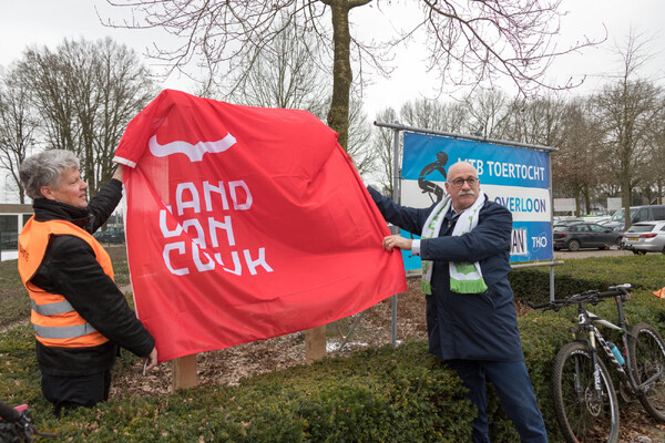 Wethouder Maarten Jilisen onthult informatiepaneel MTB-route van Toerklub Overloon in overloon