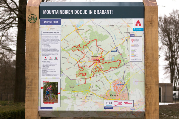 Wethouder Maarten Jilisen onthult informatiepaneel MTB-route van Toerklub Overloon in overloon