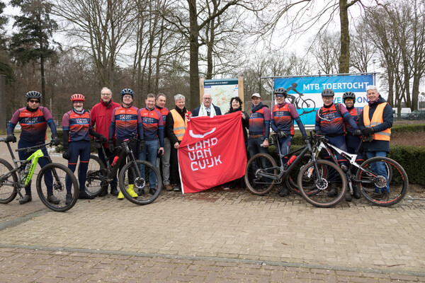 Wethouder Maarten Jilisen onthult informatiepaneel MTB-route van Toerklub Overloon in overloon