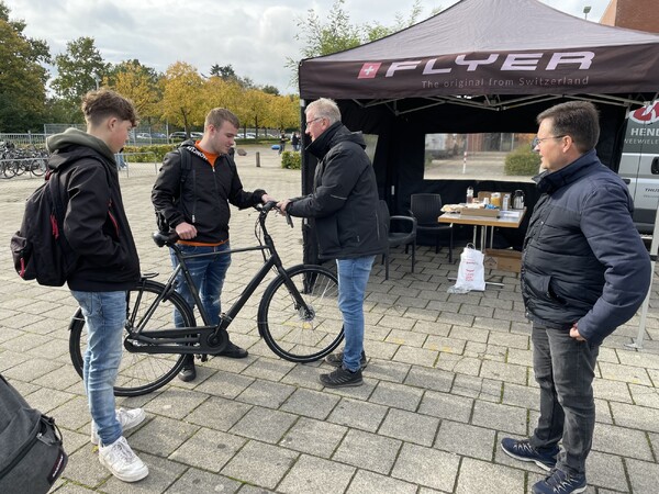 Controle fietsverlichting op scholen in het Land van Cuijk