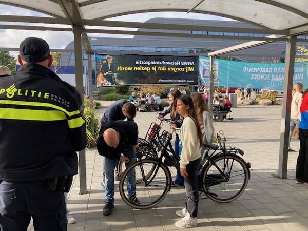 Controle fietsverlichting op scholen in het Land van Cuijk