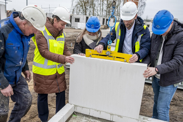 Feestelijke start bouw eerste 26 woningen De Blauwe Beek in Oploo