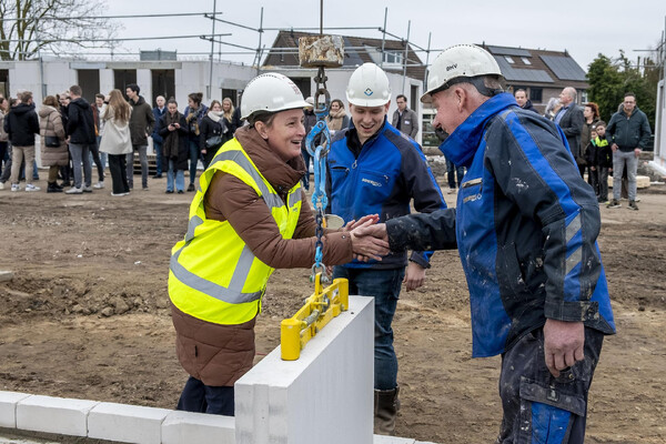 Feestelijke start bouw eerste 26 woningen De Blauwe Beek in Oploo