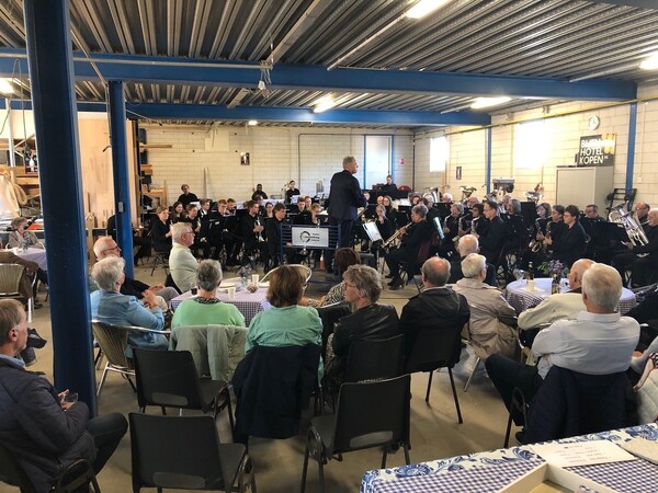 Fanfare Overloon speelt BIJ-zonder concert in sociale werkplaats Bijenhotelkopen.nl