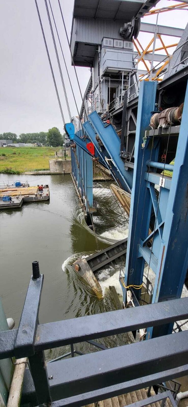 Maas loopt leeg door problemen stuw bij Grave