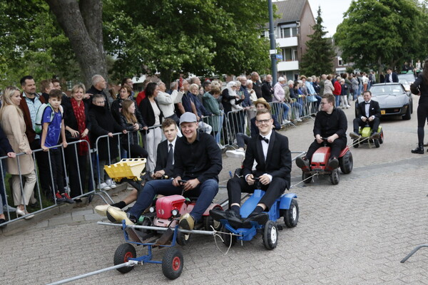 Eindexamenleerlingen in feestelijke stoet naar Galabal