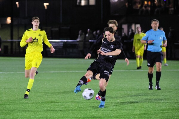 Wout Lensen (8) kijkt toe hoe Cas van Houtum (EGS'20) uithaalt in de streekderby tegen SSS'18. (foto: Matt Gerrits)