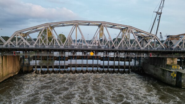 Dronebeelden en foto's van de gerepareerde stuw bij Nederasselt/Grave