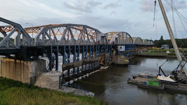 Dronebeelden en foto's van de gerepareerde stuw bij Nederasselt/Grave