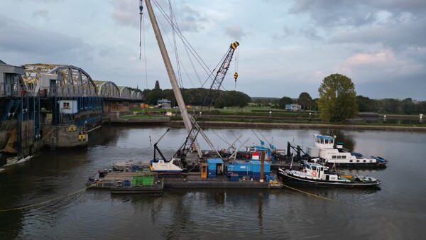 Dronebeelden en foto's van de gerepareerde stuw bij Nederasselt/Grave