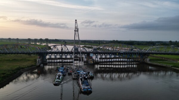 Dronebeelden en foto's van de gerepareerde stuw bij Nederasselt/Grave