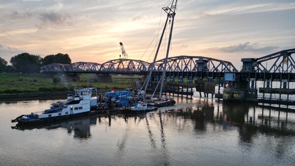 Dronebeelden en foto's van de gerepareerde stuw bij Nederasselt/Grave