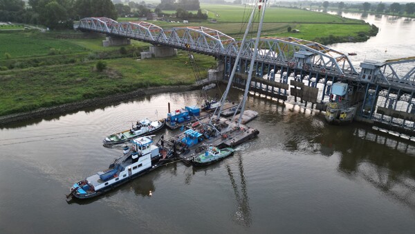 Dronebeelden en foto's van de gerepareerde stuw bij Nederasselt/Grave