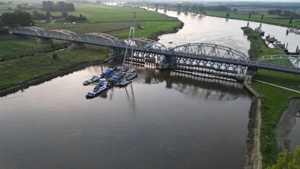 Dronebeelden en foto's van de gerepareerde stuw bij Nederasselt/Grave