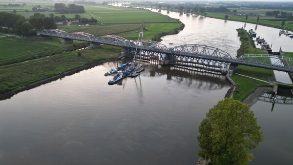 Dronebeelden en foto's van de gerepareerde stuw bij Nederasselt/Grave