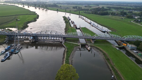 Dronebeelden en foto's van de gerepareerde stuw bij Nederasselt/Grave