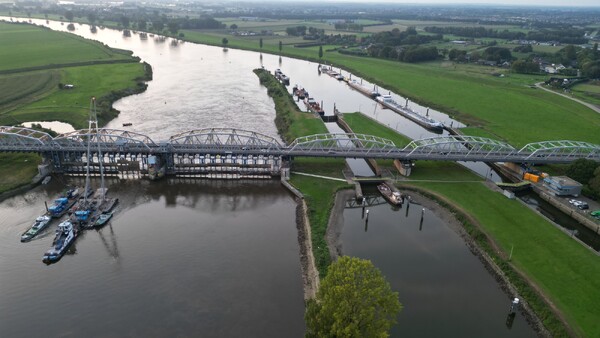 Dronebeelden en foto's van de gerepareerde stuw bij Nederasselt/Grave