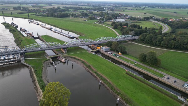 Dronebeelden en foto's van de gerepareerde stuw bij Nederasselt/Grave