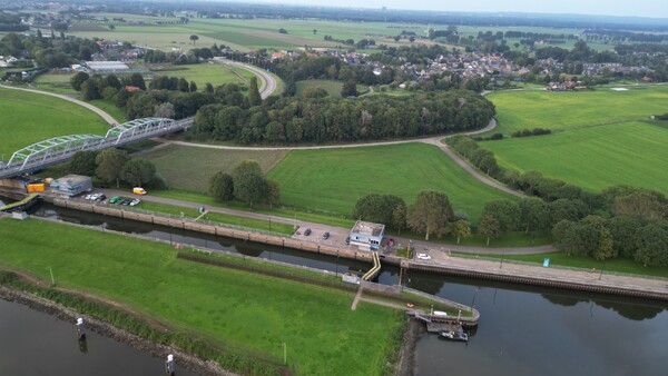 Dronebeelden en foto's van de gerepareerde stuw bij Nederasselt/Grave