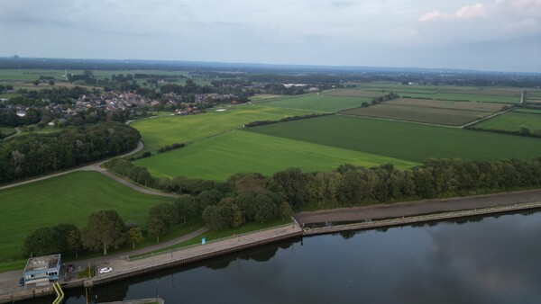 Dronebeelden en foto's van de gerepareerde stuw bij Nederasselt/Grave