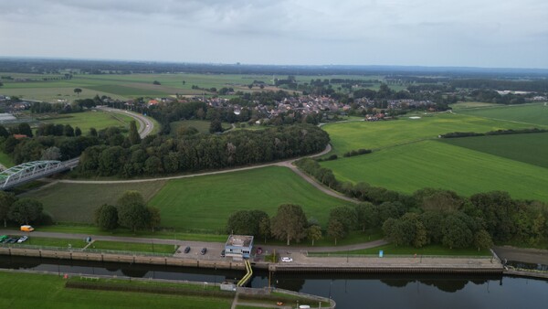 Dronebeelden en foto's van de gerepareerde stuw bij Nederasselt/Grave